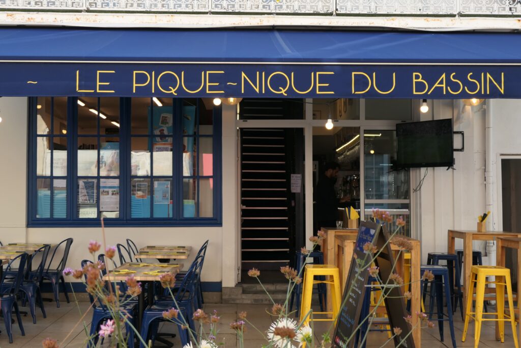 Devanture et terrasse du restaurant Le Pique-Nique du Bassin à Arcachon.