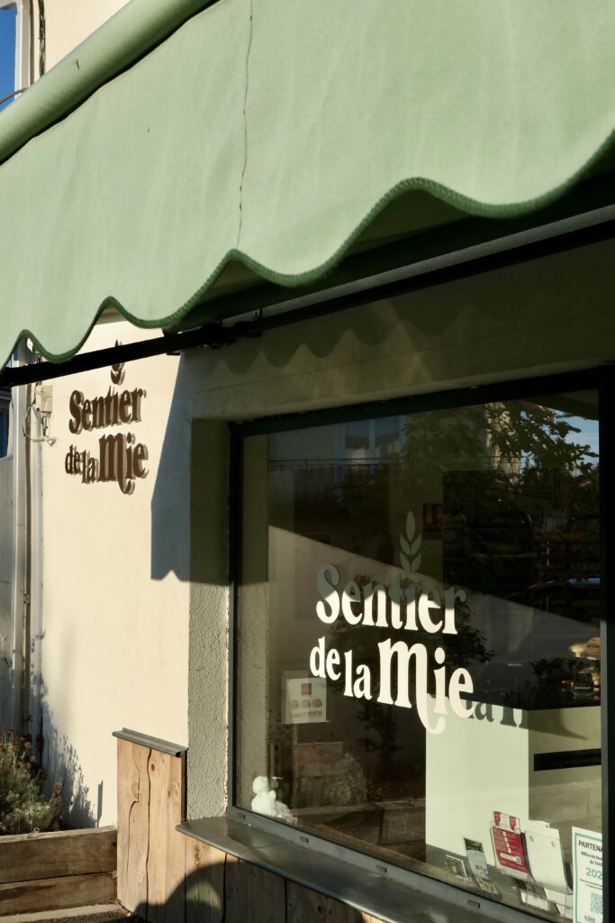 Devanture de la boulangerie-pâtisserie artisanale Le Sentier de la Mie, au Teich.