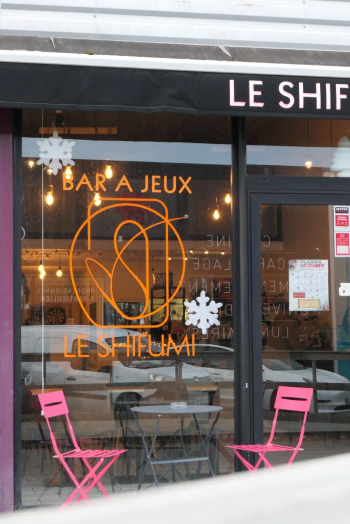 Devanture du bar à jeux Le Shifumi, à La Teste-de-Buch.