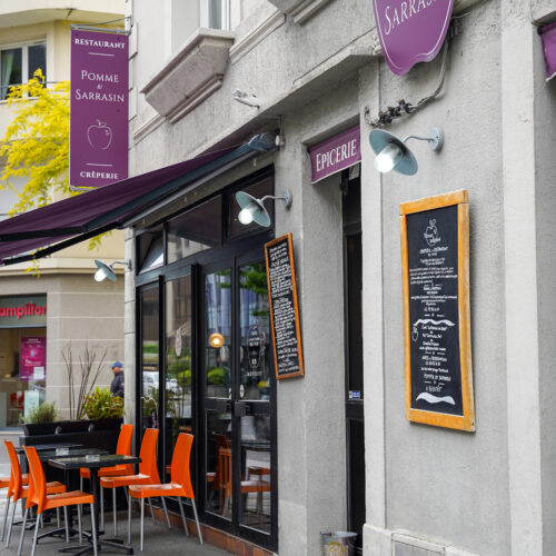 Façade et terrasse de Pomme et Sarrazin à Saint-Malo.