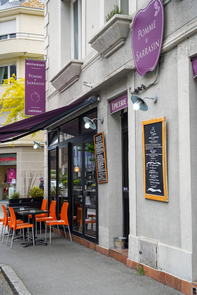 Façade et terrasse de Pomme et Sarrazin à Saint-Malo.