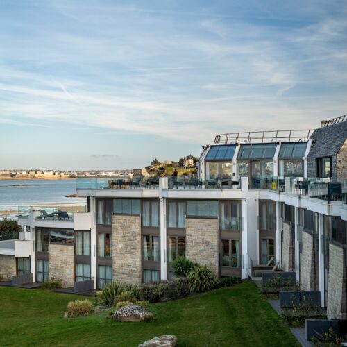 Façade du restaurant avec vue mer à L'Arsaour à Dinard.