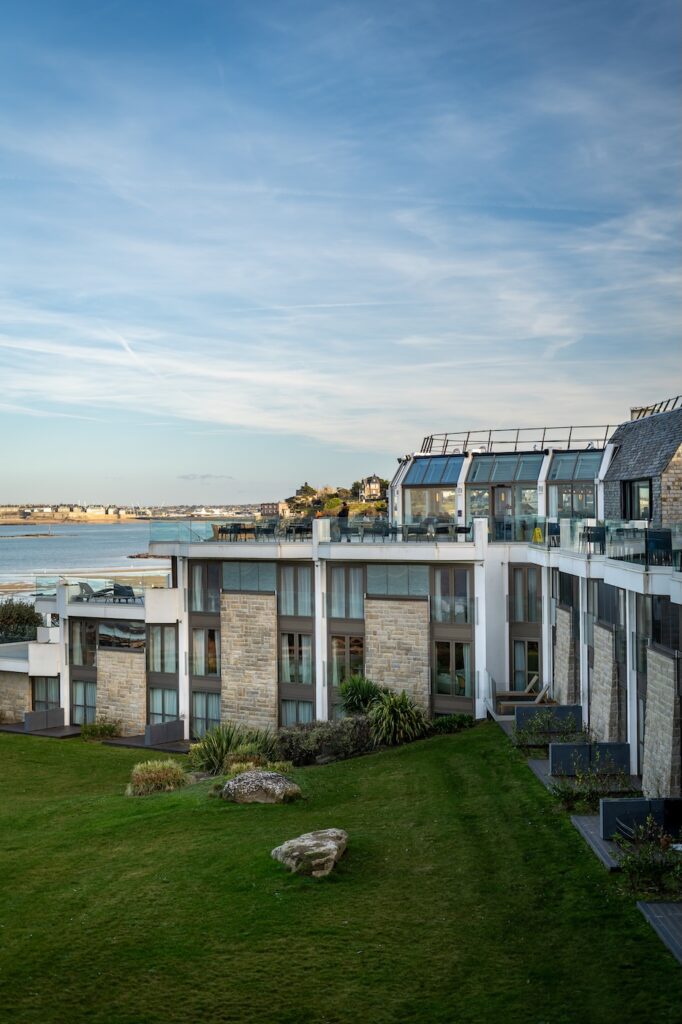 Façade du restaurant avec vue mer à L'Arsaour à Dinard.