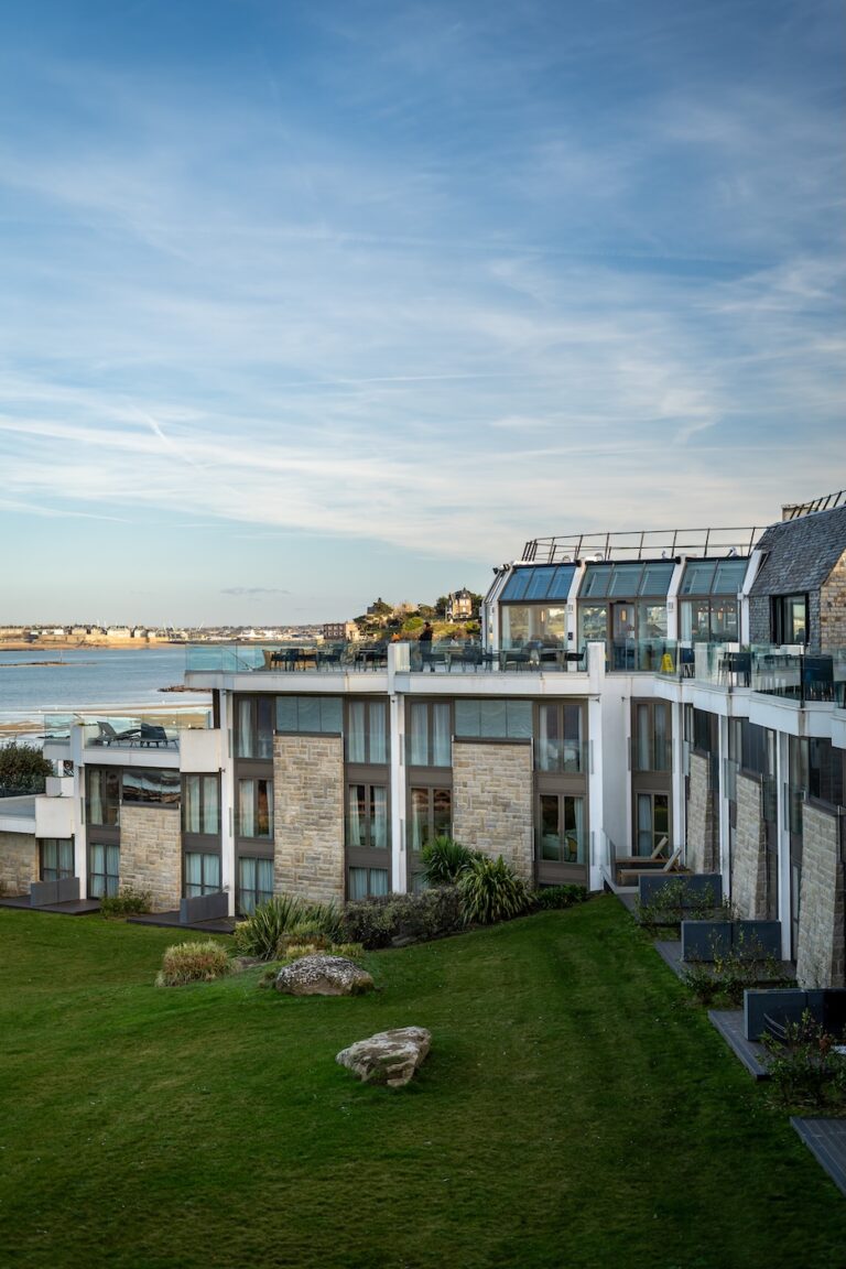 Façade du restaurant avec vue mer à L'Arsaour à Dinard.