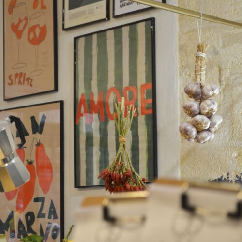 Le mur de cadres intérieur chez Dimmi à Avignon