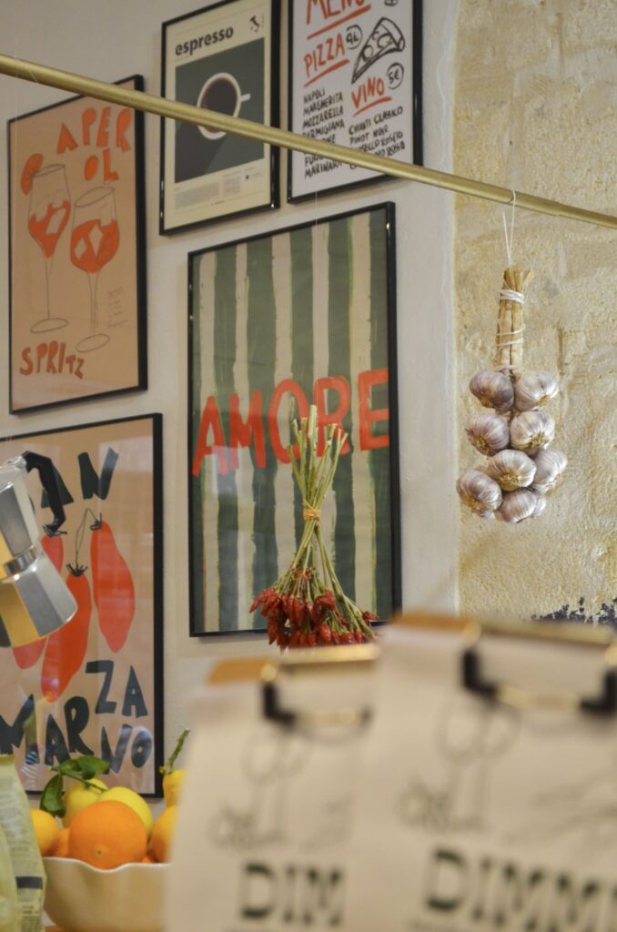 Le mur de cadres intérieur chez Dimmi à Avignon