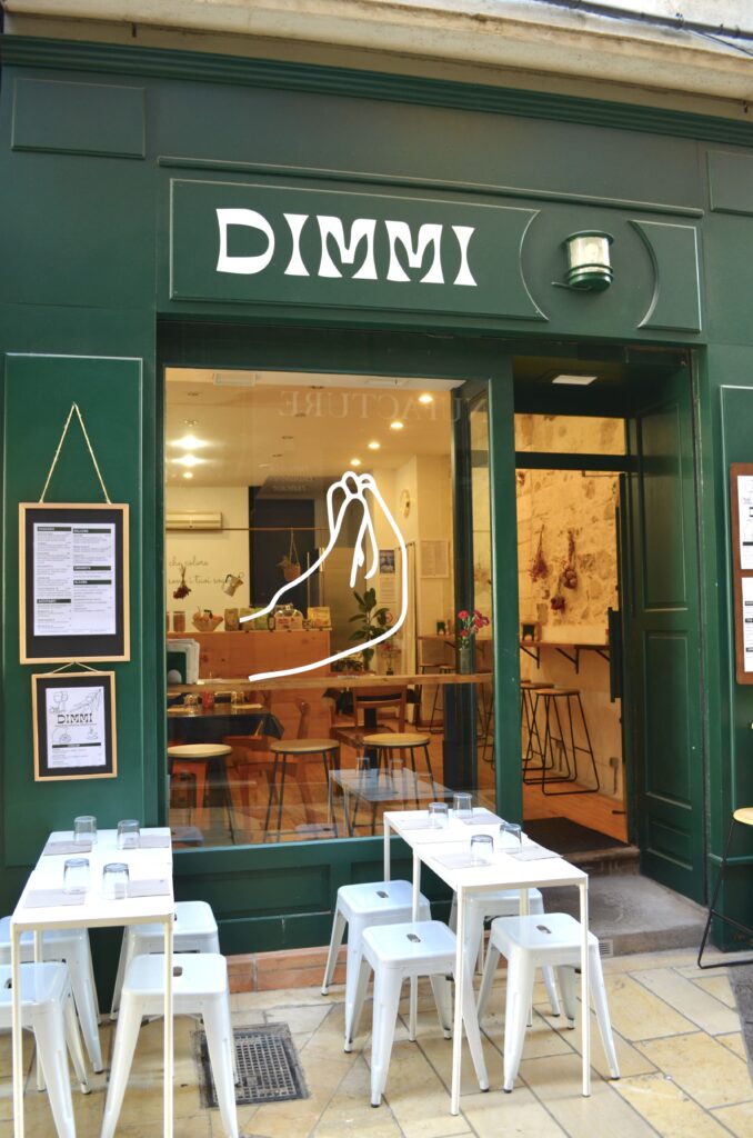La façade et les tables extérieurs chez Dimmi à Avignon