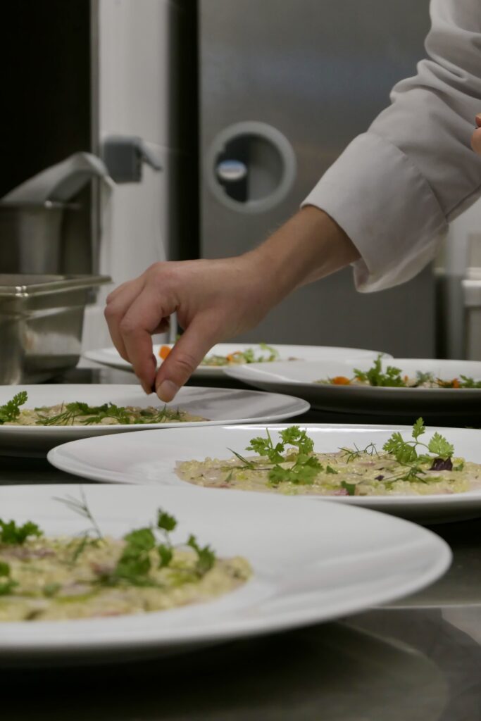 Dressage et travail des assiettes en cuisine au restaurant et auberge moderne Haliotis, à la Teste-de-Buch.