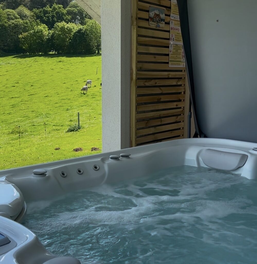 jacuzzi d'un gite des enfants du scroff à inguiniel