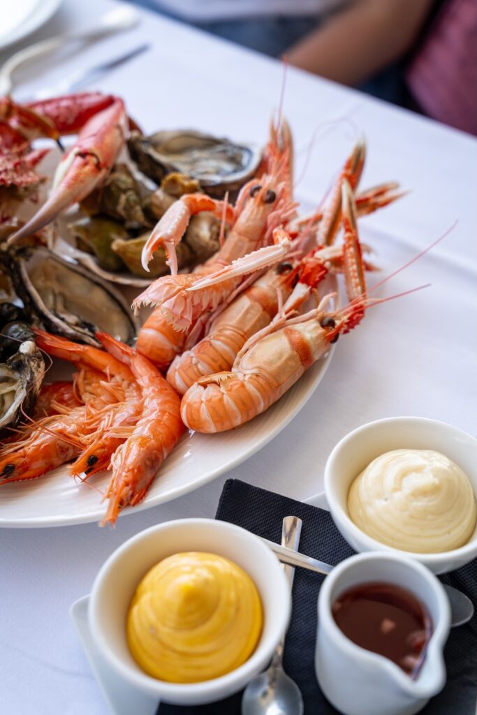 Assortiment de fruits de mer frais au Pintania à Dinard.