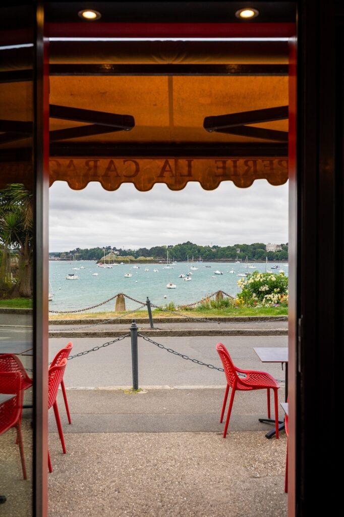 Accès à la crêperie avec vue mer à La Caraque à Saint-Malo.