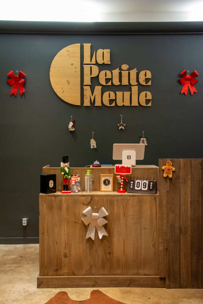 L'entrée avec le logo du restaurant La Petite Meule à Limoges