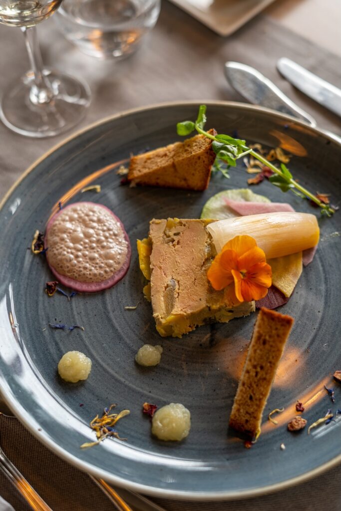 Entrée raffinée pomme et foie gras au restaurant Antinéa à Saint-Malo.