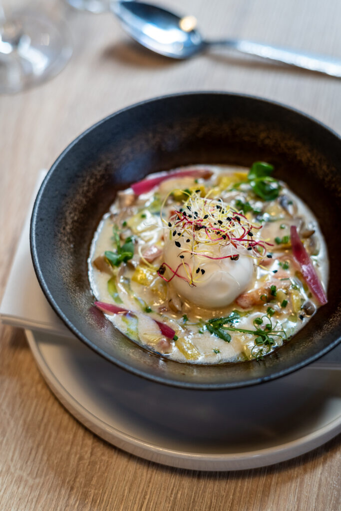 Entrée raffinée aux saveurs équilibrées à L'Amateur à Saint-Malo.