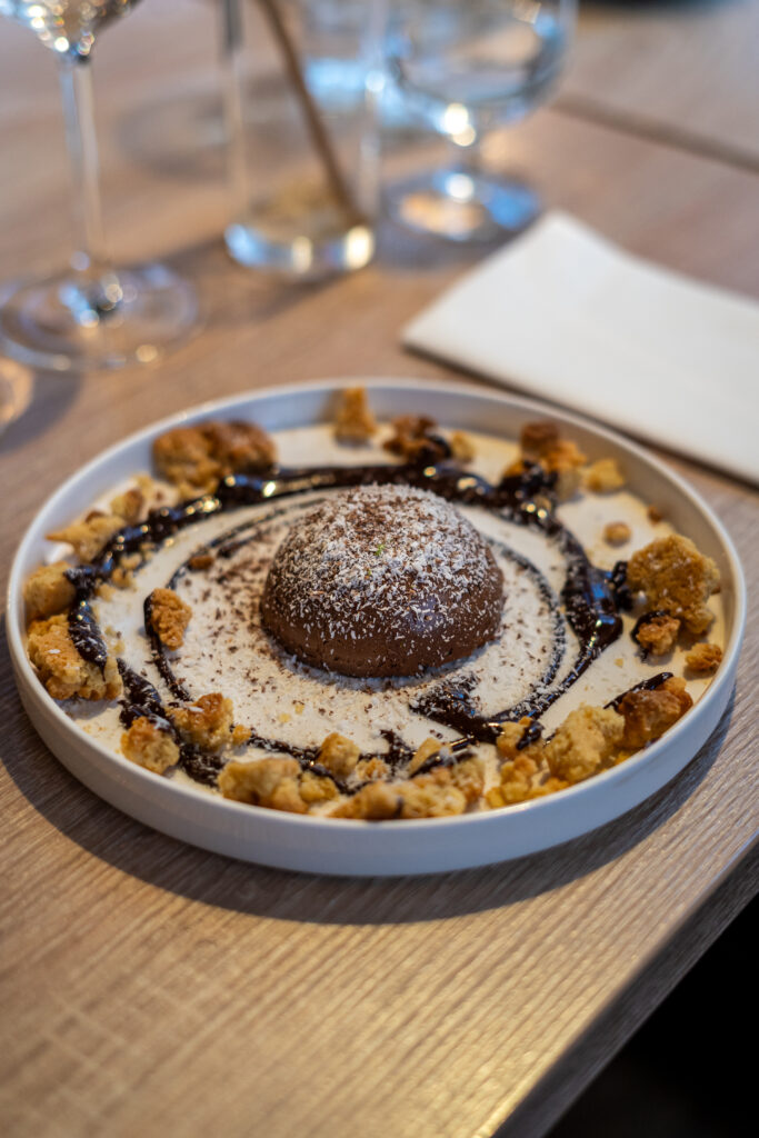 Dessert gourmand aux saveurs coco et chocolat à L'Amateur à Saint-Malo.