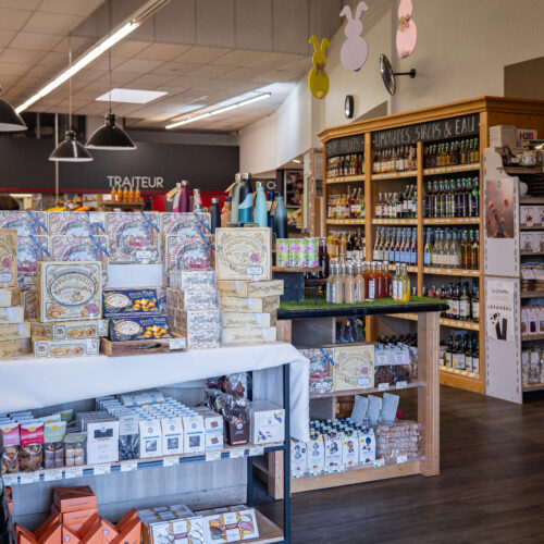 L'intérieur de la boutique des Halles et des Gourmets à Angers