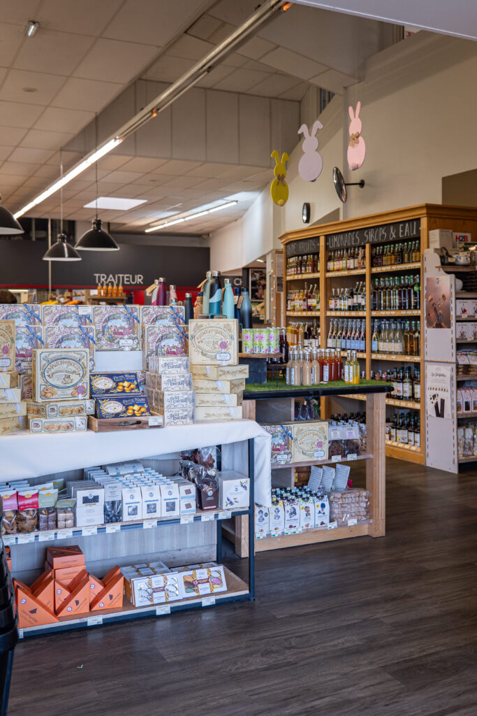 L'intérieur de la boutique des Halles et des Gourmets à Angers