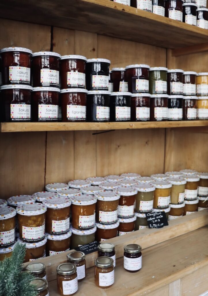 Épicerie fine avec confitures variées et colorées chez Fromages et Terroirs à Saint-Malo.