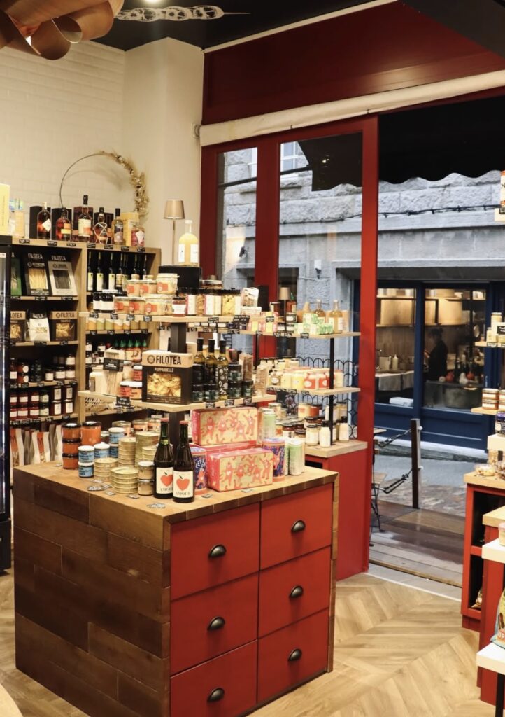 Une sélection variée de produits fins et qualitatifs, présentés avec soin pour séduire chaque gourmand. L'épicerie des Babas, Saint-Malo.