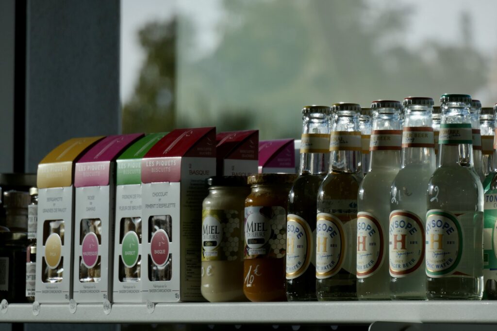 Partie épicerie de la cave à vin L'Oenobulliste à La Teste-de-Buch.