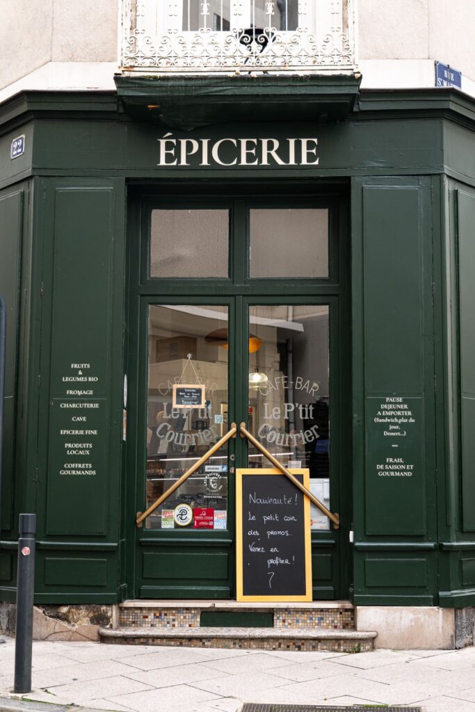 La devanture de l'Epicerie Racynes à Angers