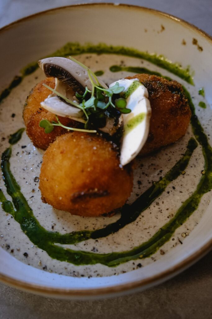 Arancini au morbier tapas a partager chez Equinox à Besançon