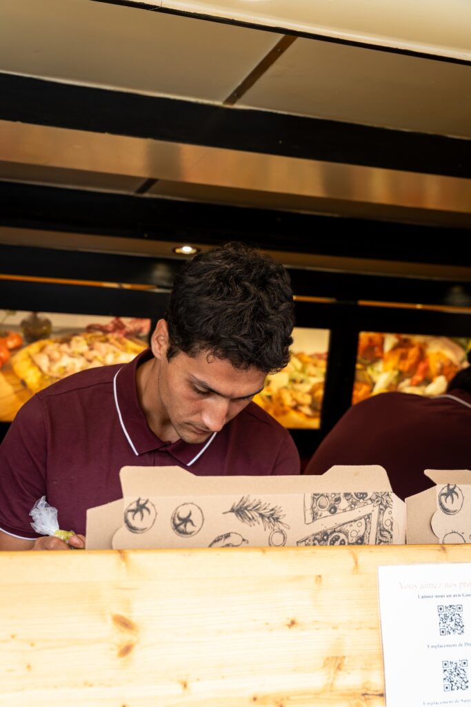 L’équipe de Gioia prépare chaque pizza avec soin et passion pour un résultat savoureux. Gioia, Saint-Malo.