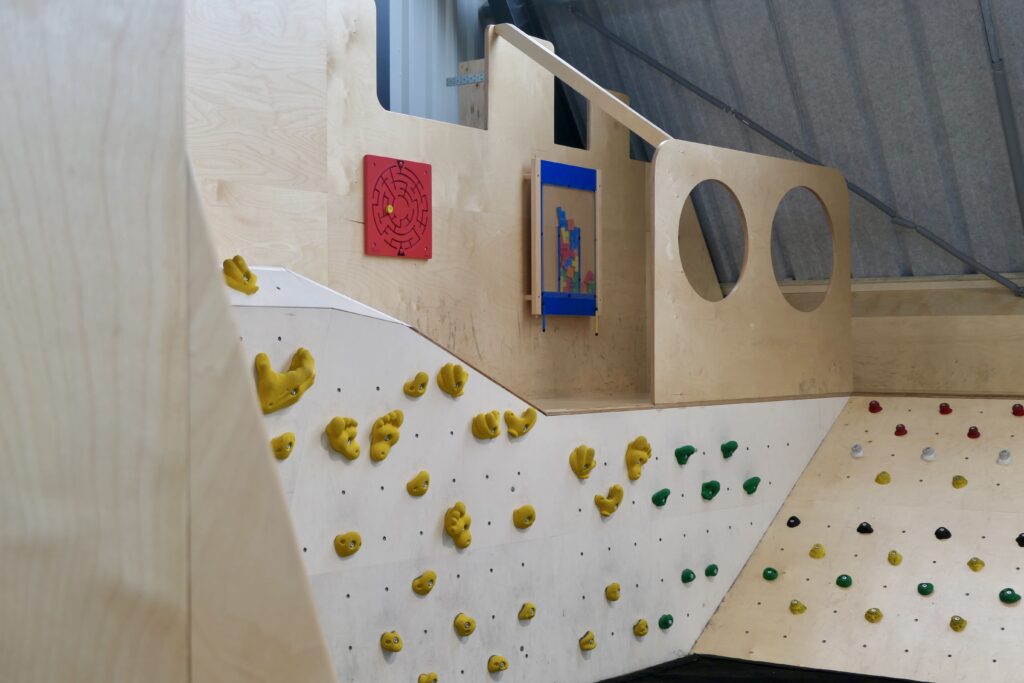 Espace de grimpe dédié aux enfants à l'étage chez Bassin à Bloc à Gujan-Mestras.