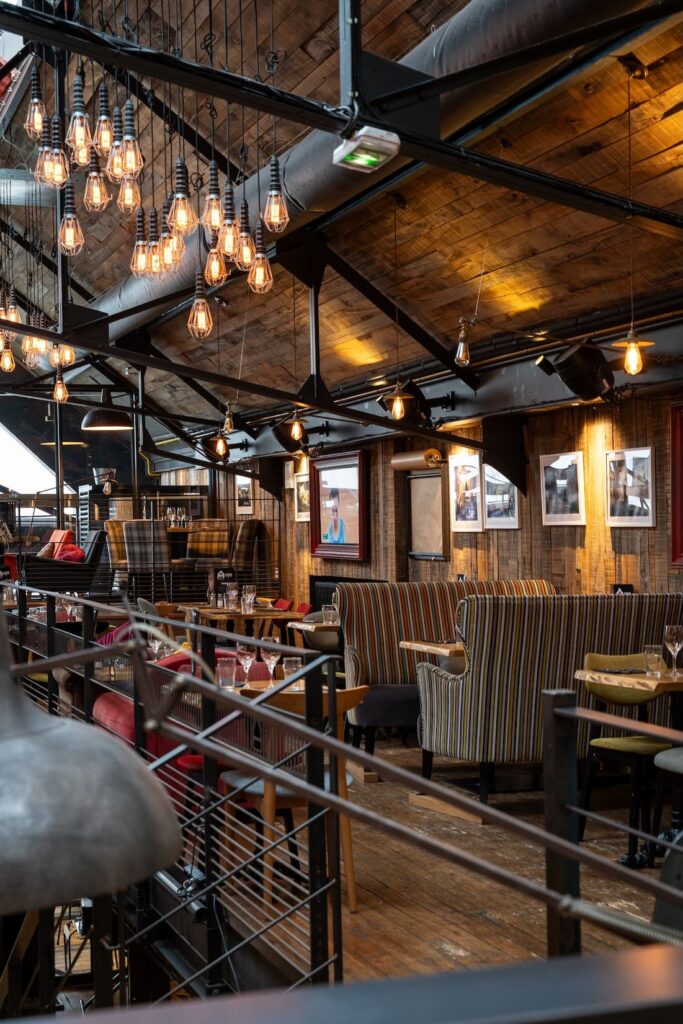 Multiples suspensions métal dans la salle du Dock à Saint-Malo.