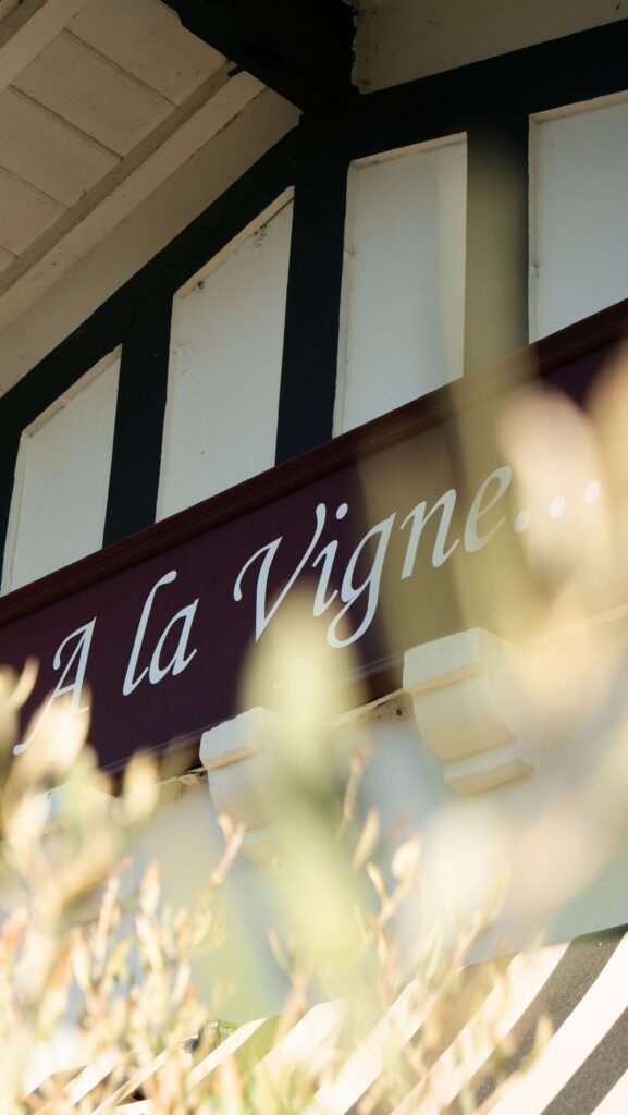 Facade du restaurant À la Vigne, au Cap-Ferret.