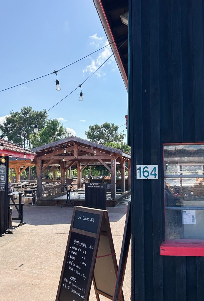 Entrée de la Cabane 164 au port de La Teste-de-Buch.