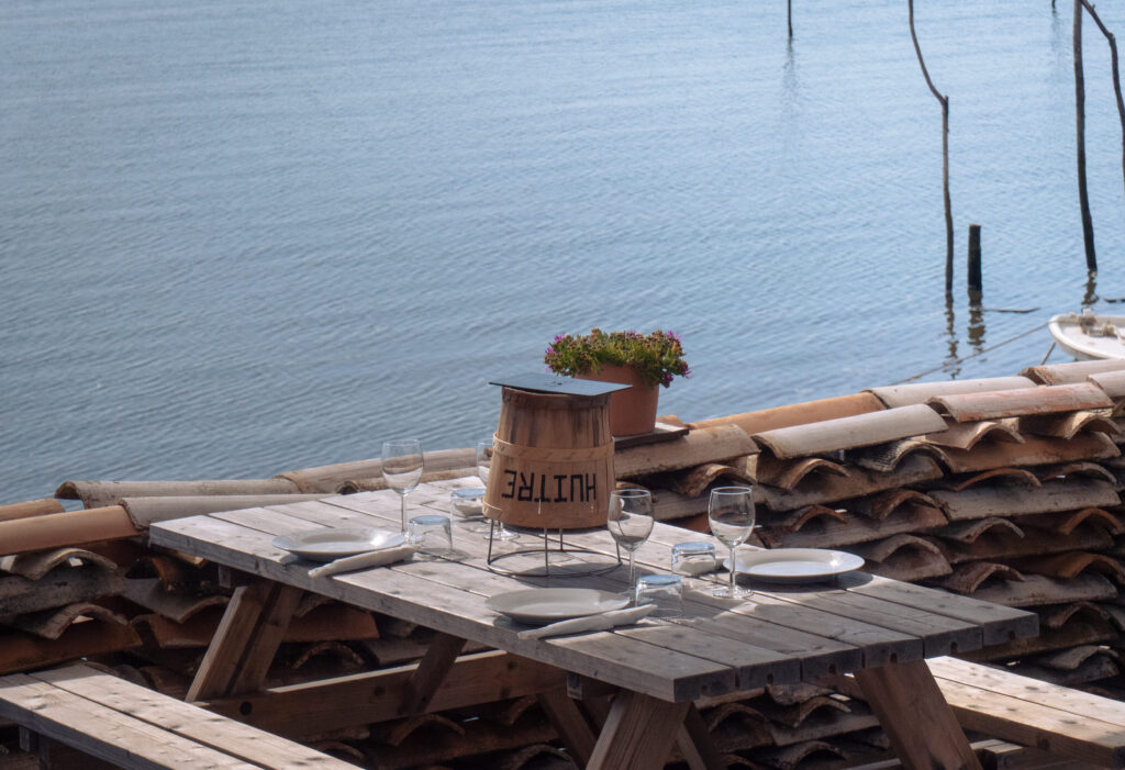 Table à l'éxtérieur de la cabane La Dégustation du Bout du Monde au village des Jacquets au Cap-Ferret.