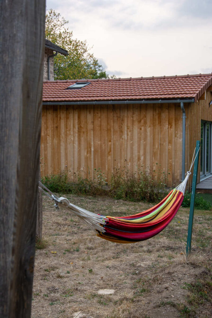 Le hamac en extérieur du gîte Le Spa du Moulin à Saint-Junien à 20 minutes de Limoges