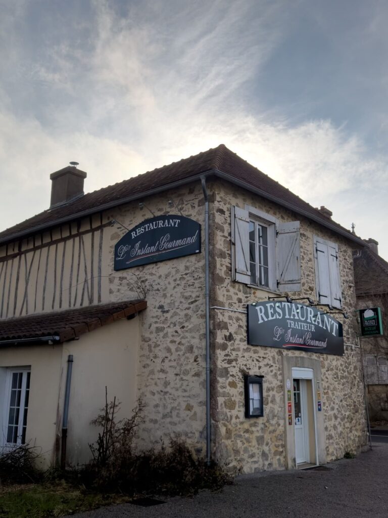 L'extérieur du restaurant L'instant Gourmand à Saint-Maurice-les-Brousses à 20 minutes de Limoges