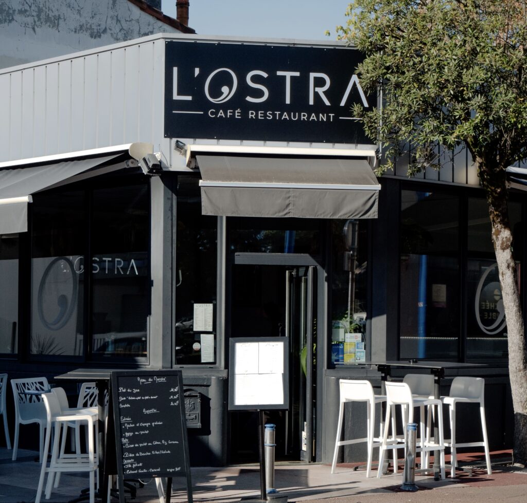 Devanture et terrasse du restaurant L'Ostra, à Andernos-les-Bains.