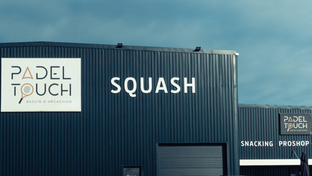 extérieur et facade du club de padel et squash, Padel Touch à La Teste-de-Buch