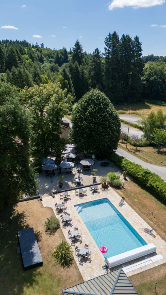 L'extérieur verdoyant avec la piscine du restaurant Le Clos des Cèdres à 15 minutes de Limoges