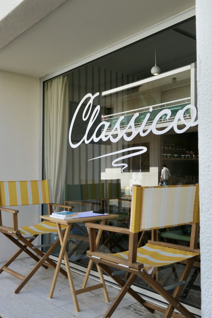 Extérieur et devanture de l'épicerie, salon de thé et coffee shop Classico à Arcachon.