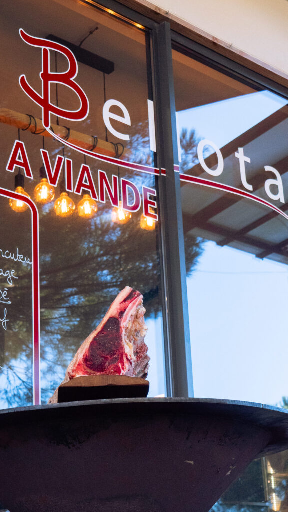 devanture du restaurant de viandes d'exception Le Bellota à La Teste-de-Buch.