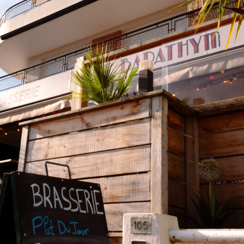 Extérieur du restaurant et brasserie Le Barathym à Arcachon.
