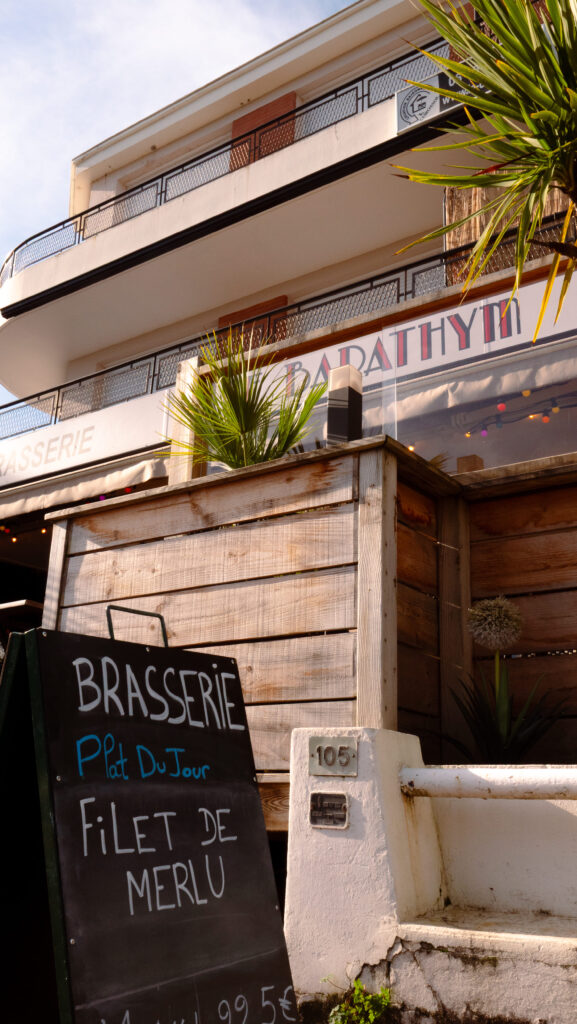 Extérieur du restaurant et brasserie Le Barathym à Arcachon.
