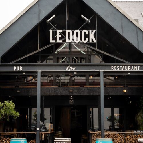 Devanture au style industriel du Dock à Saint-Malo.