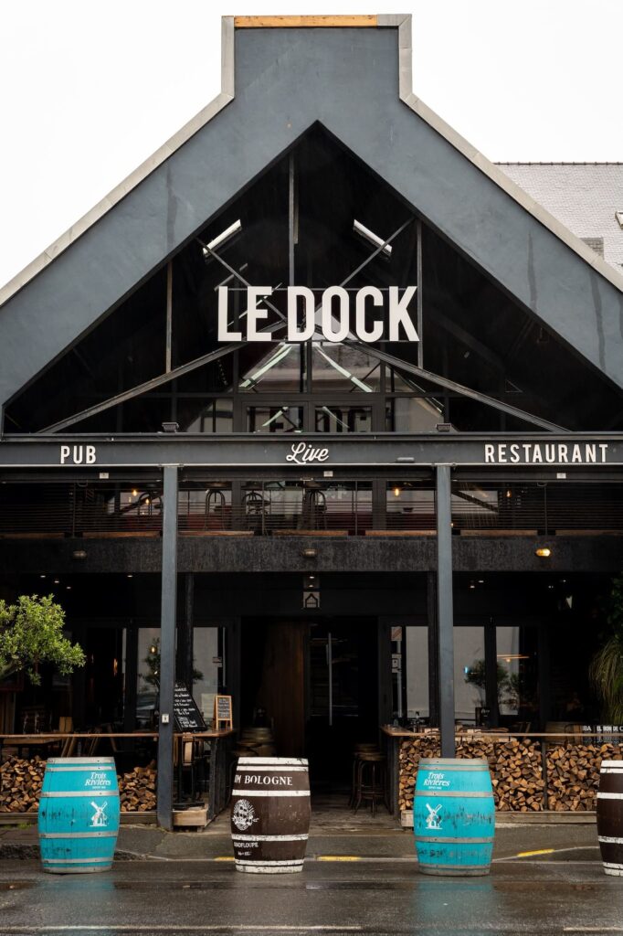 Devanture au style industriel du Dock à Saint-Malo.
