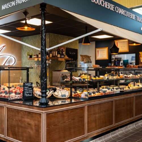 Stand de boucherie charcuterie traiteur Maison Painchaud aux halles de Dinard.