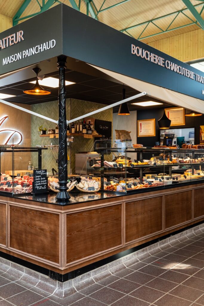 Stand de boucherie charcuterie traiteur Maison Painchaud aux halles de Dinard.