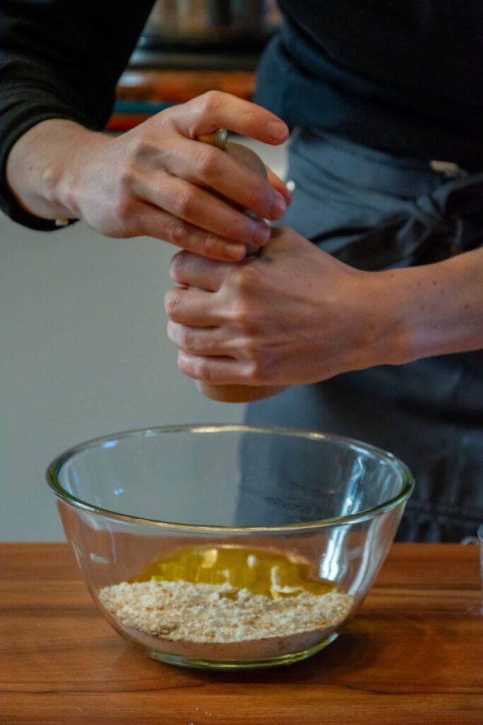 Assaisonnement des plats par Camille en cuisine