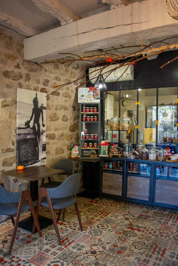 La salle u cheescake de la pâtisserie Choubeurrepommes à Eymoutiers