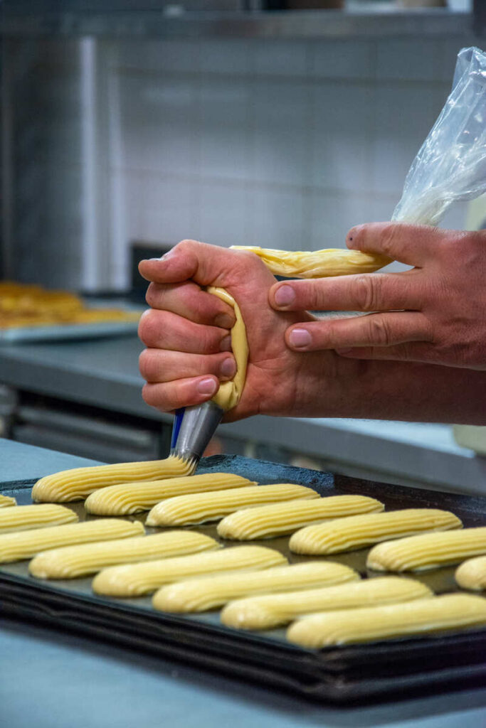 Un boulanger en action de la boulangerie Renard à Saint-Yrieix-La-Perche