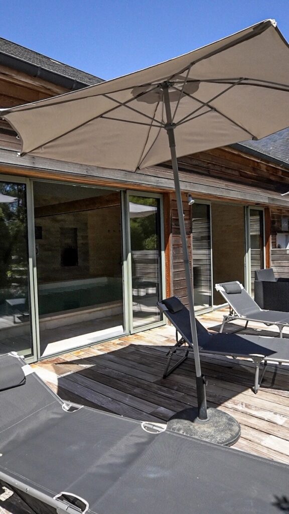 La terrasse de la Ferme de L'oudon à Saint-Pierre en Auge