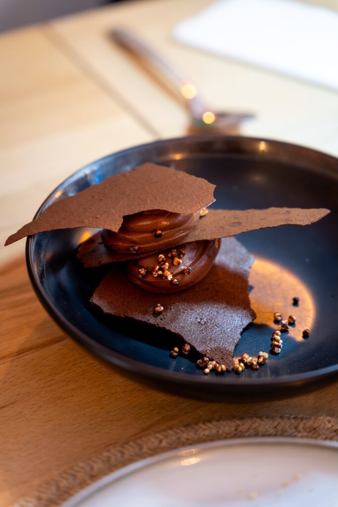 Dessert gourmand feuille à feuille de chocolat à Deux Degrés Ouest à Saint-Malo.